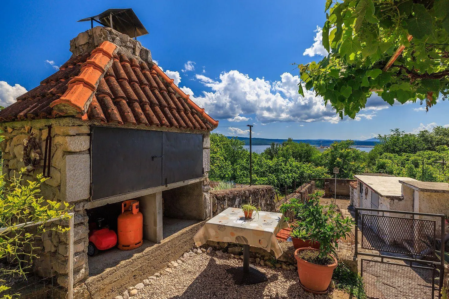 Charmantes Apartment Nur 600 Meter Zum Strand Mit Meerblick, Holzkohlegrill, Wifi Dramalj