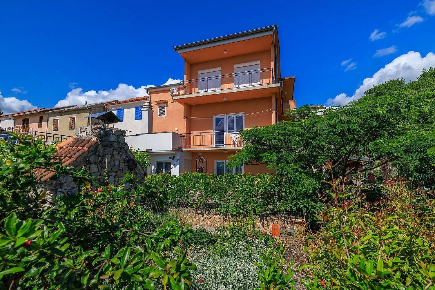Charmantes Apartment Nur 600 Meter Zum Strand Mit Meerblick, Holzkohlegrill, Wifi Dramalj