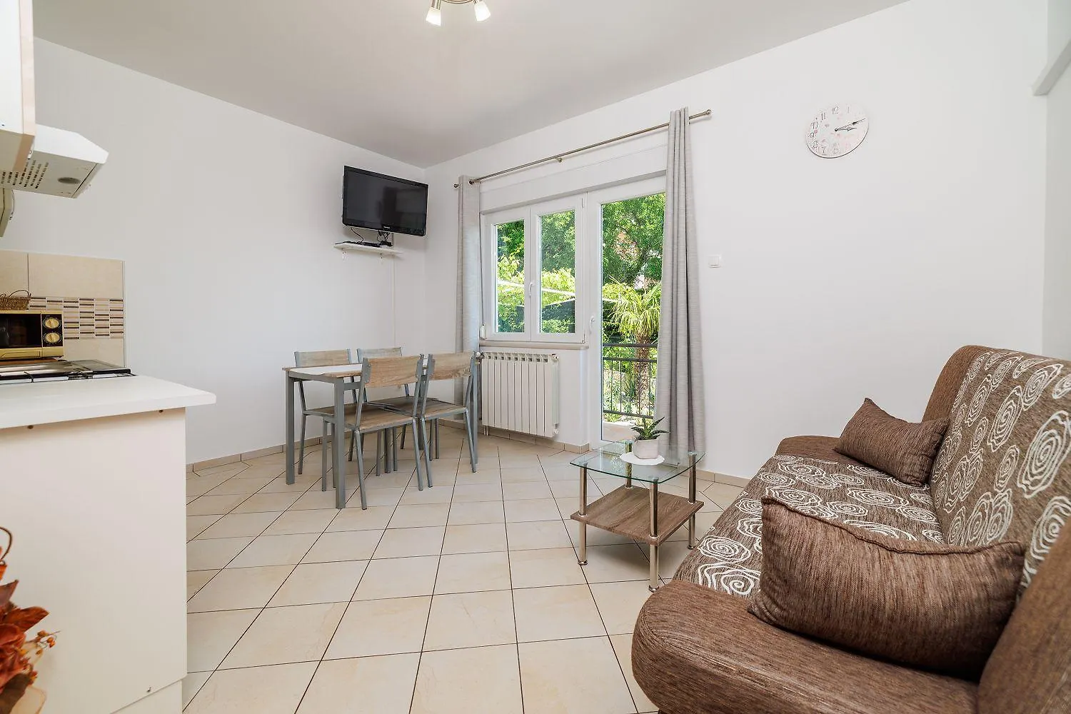 Charmantes Apartment Nur 600 Meter Zum Strand Mit Meerblick, Holzkohlegrill, Wifi Dramalj