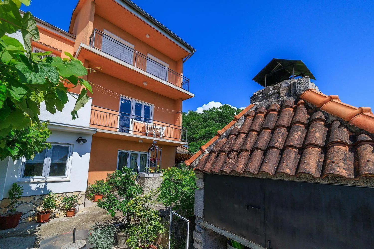 Charmantes Apartment Nur 600 Meter Zum Strand Mit Meerblick, Holzkohlegrill, Wifi Dramalj