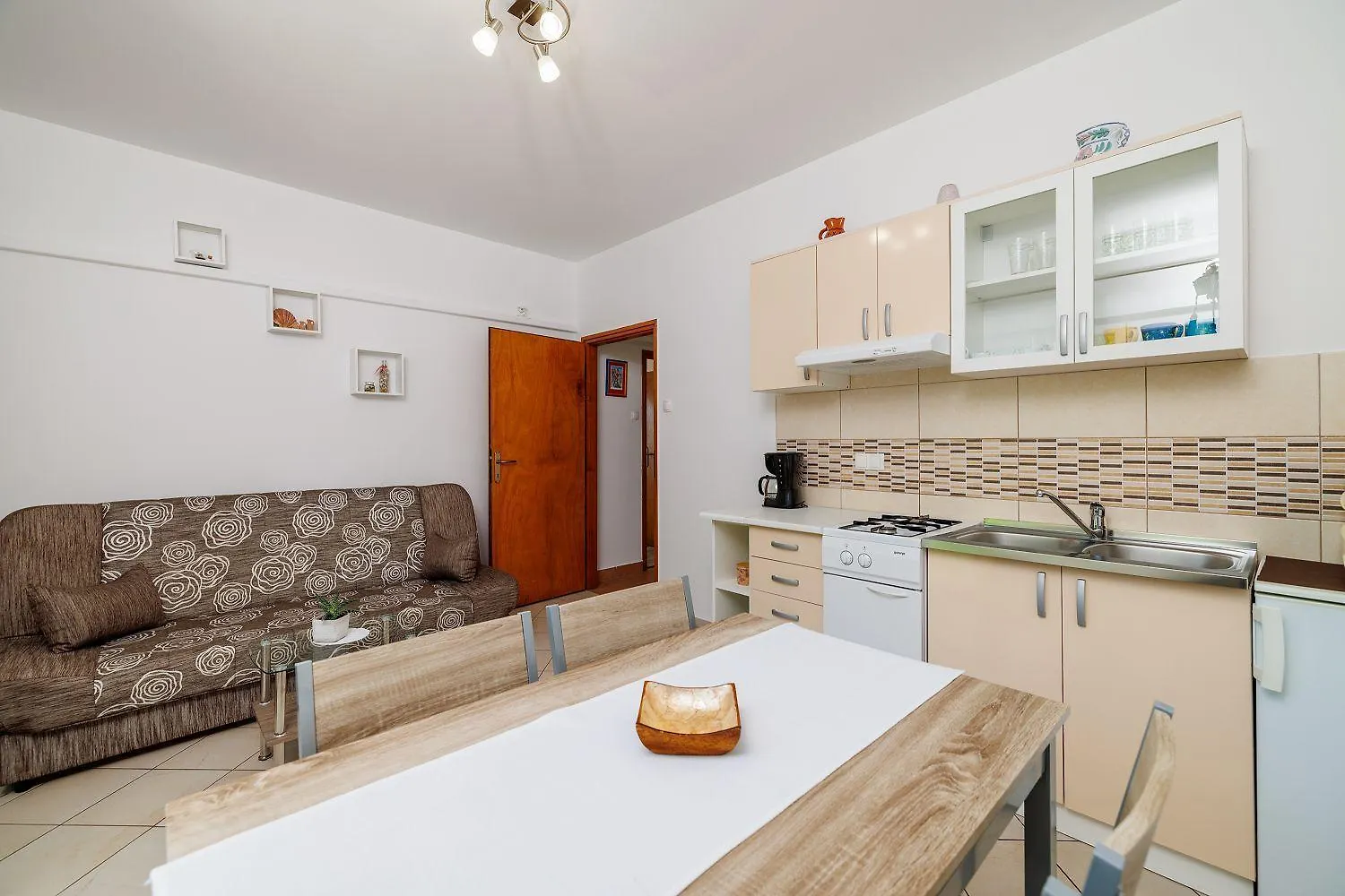 Charmantes Apartment Nur 600 Meter Zum Strand Mit Meerblick, Holzkohlegrill, Wifi Dramalj 0*,  Croatia