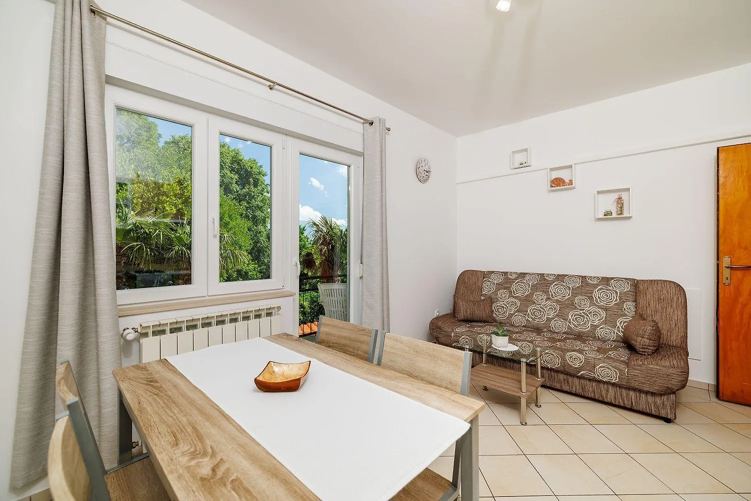 Charmantes Apartment Nur 600 Meter Zum Strand Mit Meerblick, Holzkohlegrill, Wifi Dramalj