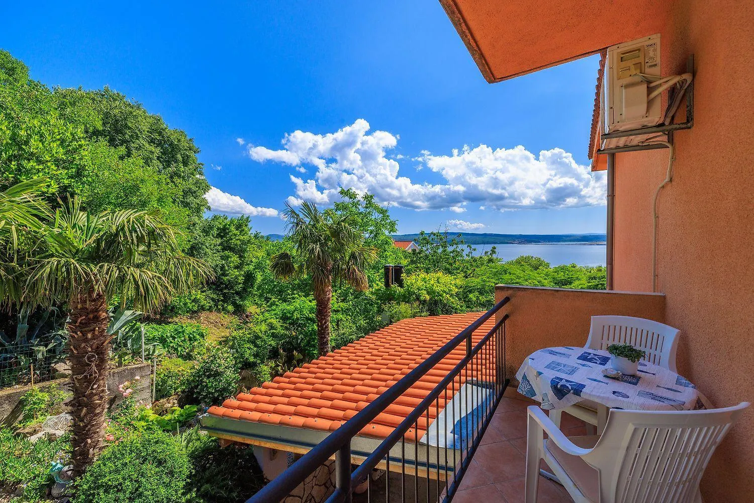Charmantes Apartment Nur 600 Meter Zum Strand Mit Meerblick, Holzkohlegrill, Wifi Dramalj