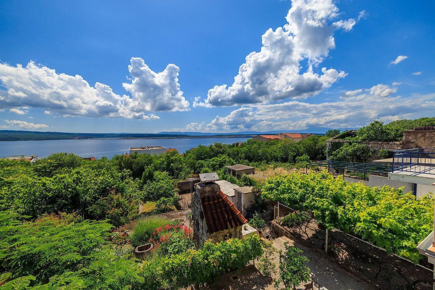 Charmantes Apartment Nur 600 Meter Zum Strand Mit Meerblick, Holzkohlegrill, Wifi Dramalj